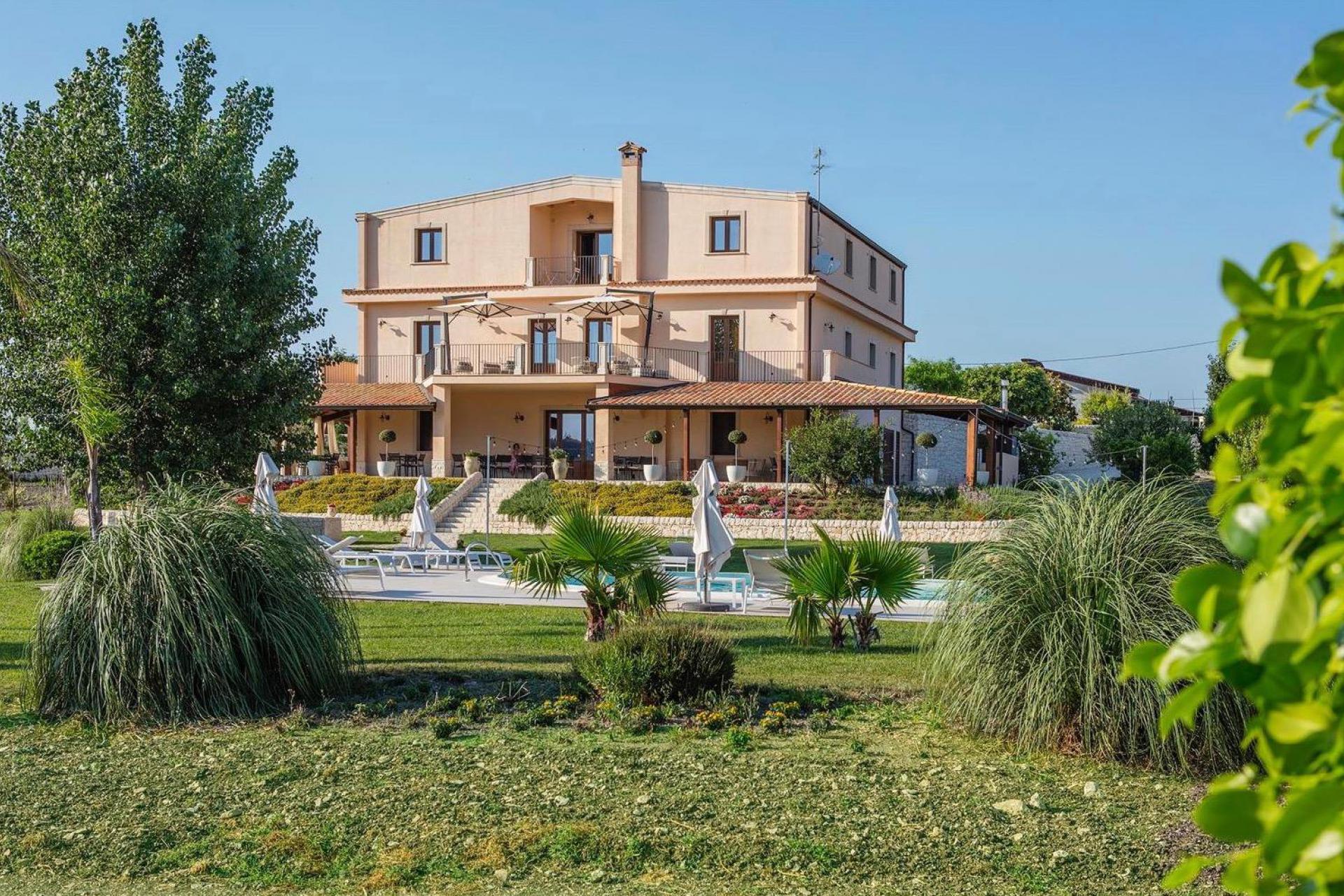 Child friendly agriturismo Sicily with beautiful pool