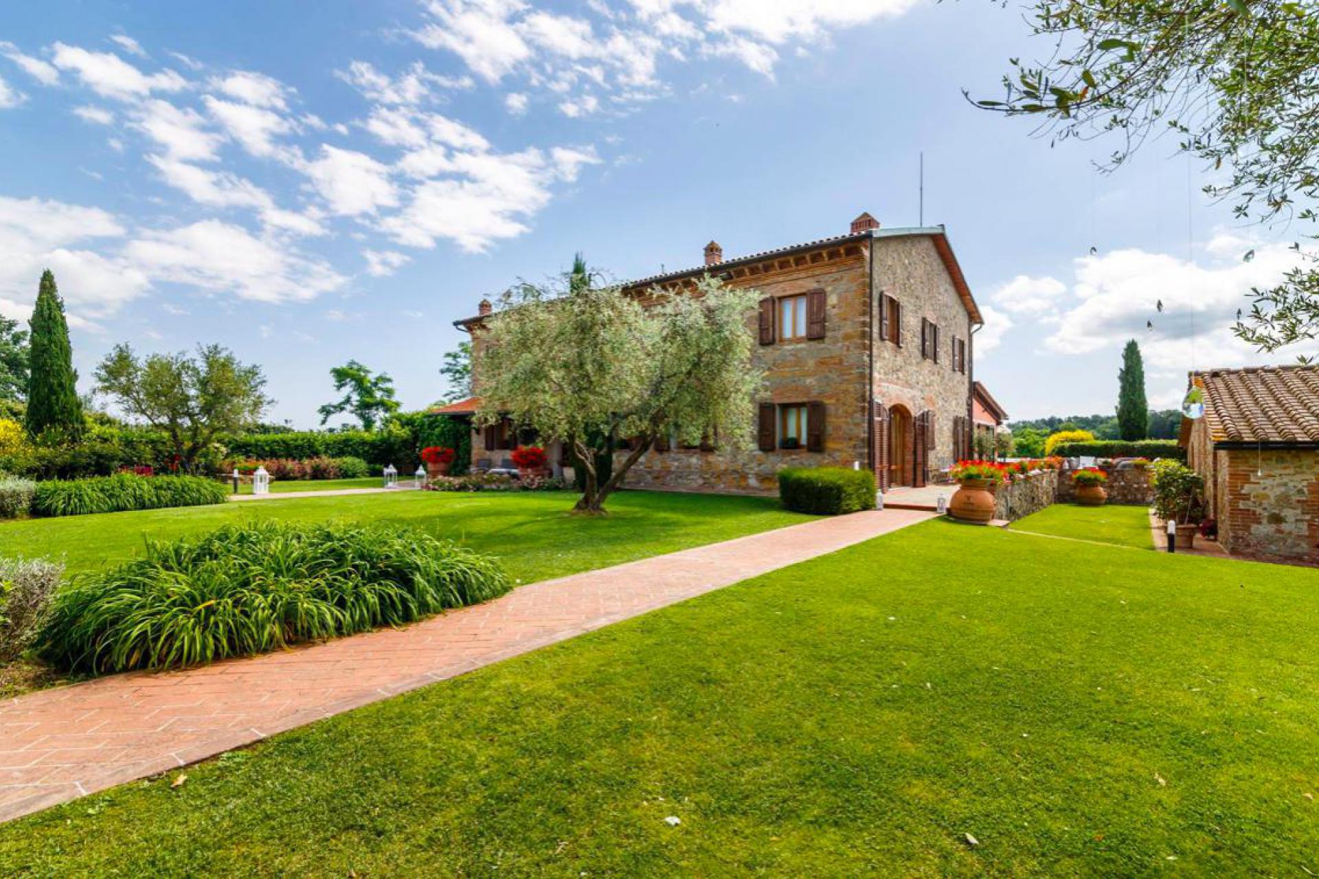 Large agriturismo in Tuscany with stunning views