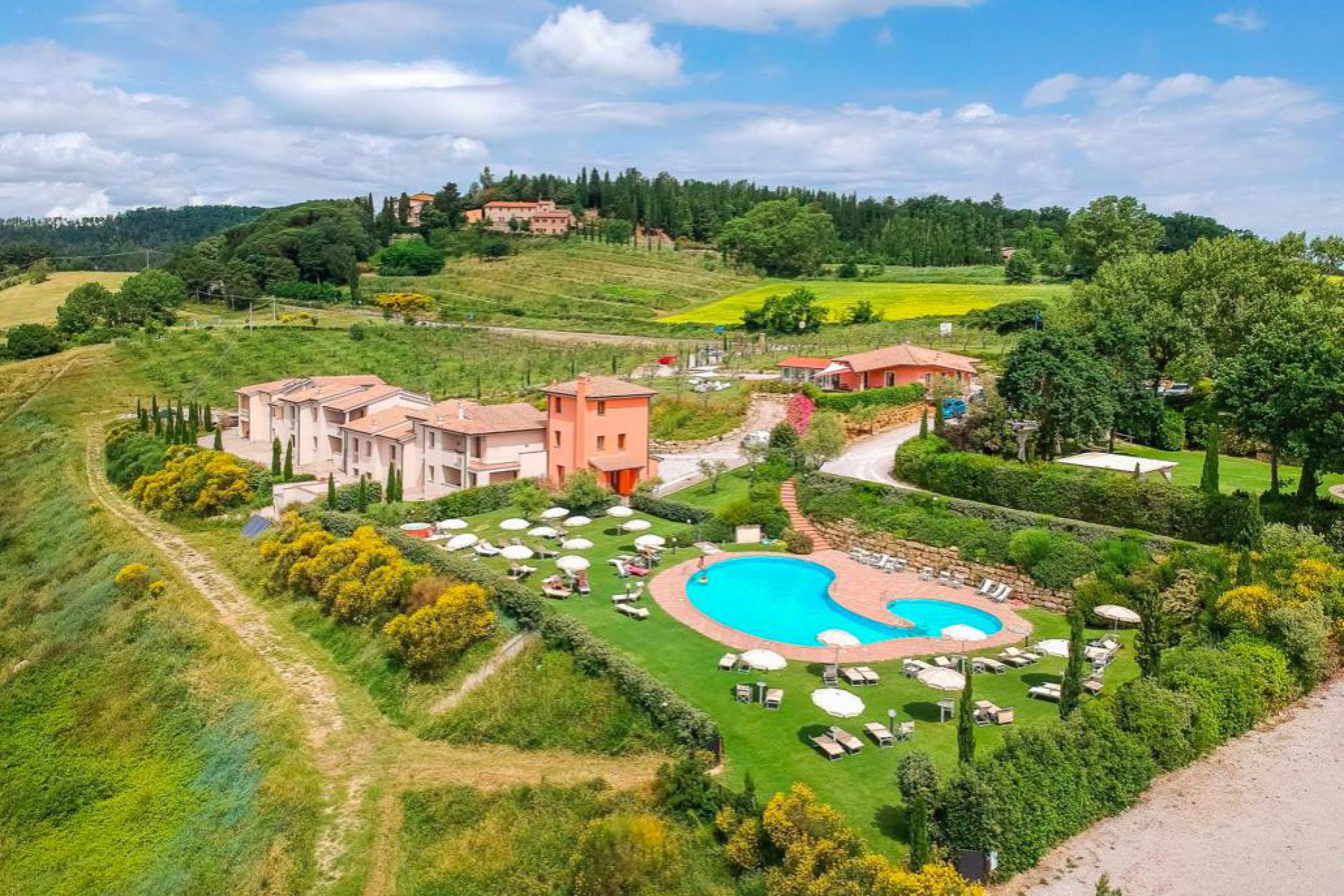 Large agriturismo in Tuscany with stunning views