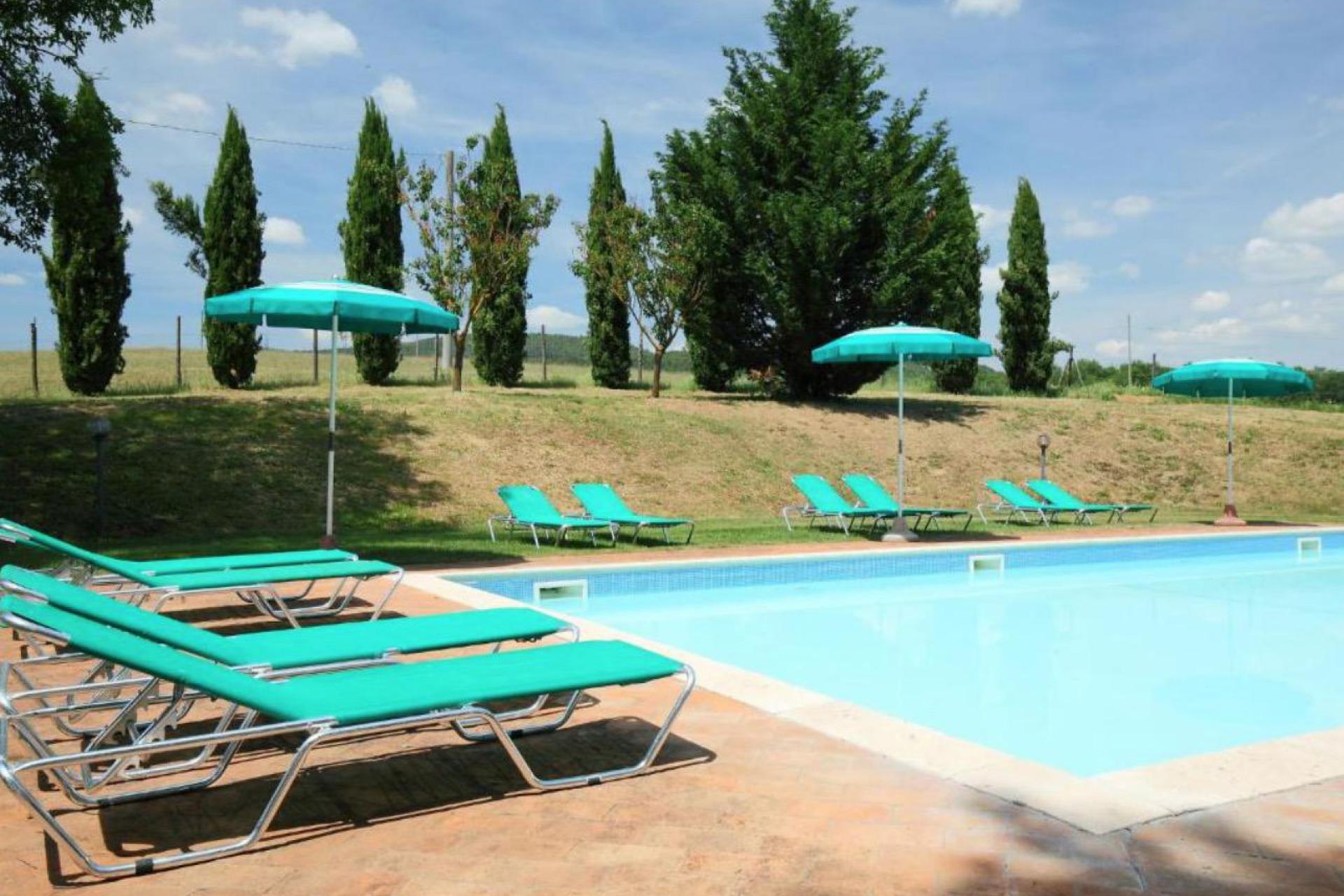 Two farmhouses in Tuscany with private swimming pool