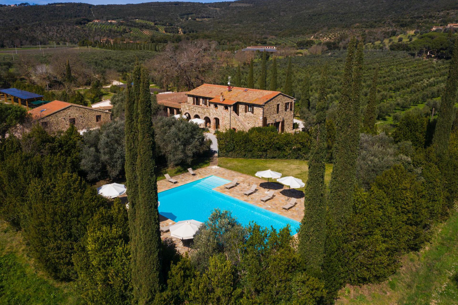 Agriturismo Tuscany with 5 pools, restaurant and bike park